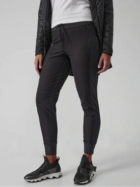 Athleta Headlands Hybrid Trek Jogger pants size 8 black